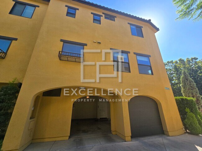 Building Photo - 3/3.5 Townhouse with 2 Car Garage, 2 Maste...