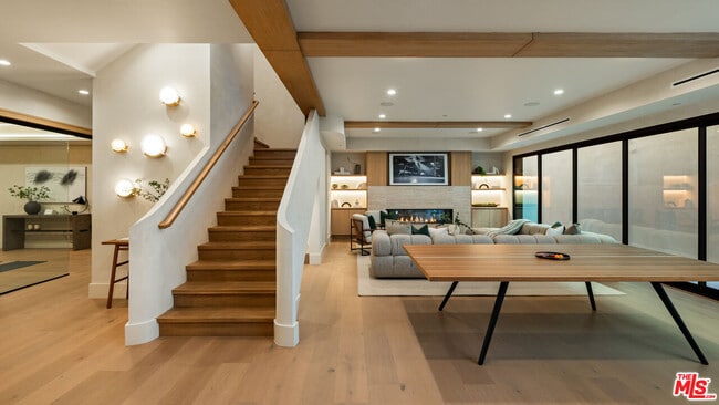 Building Photo - 565 Toyopa Dr