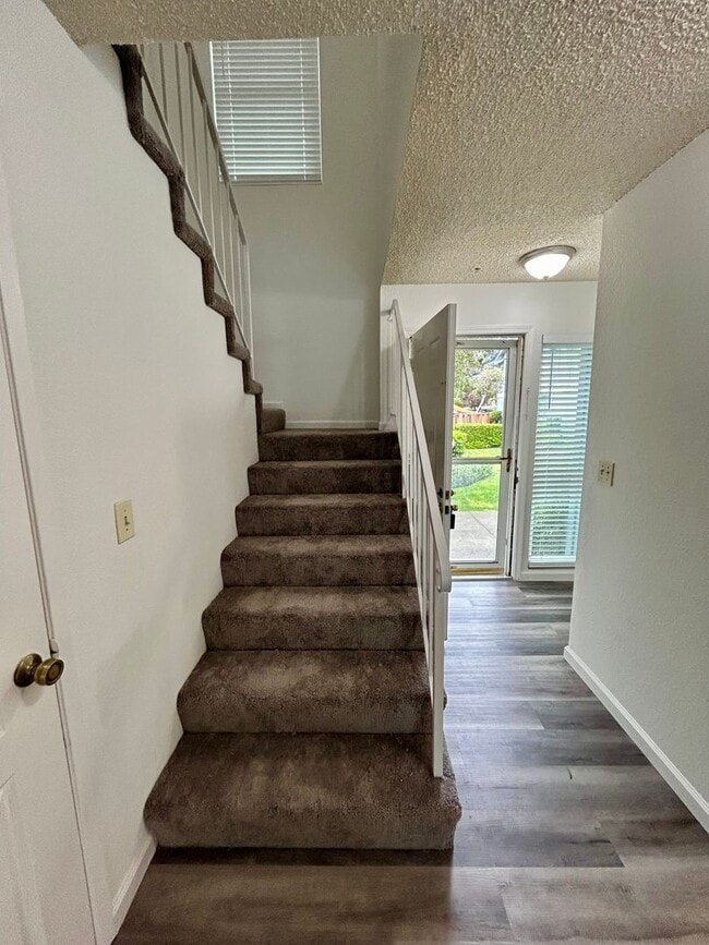 Building Photo - Redwood Glen Townhouse!  Totally remodeled!