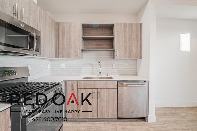 Building Photo - 1331 W 7th St