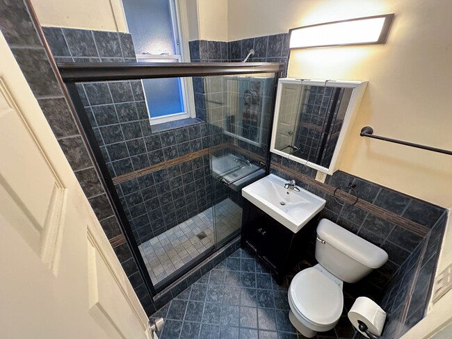 Building Photo - 4-BEDROOM DEPAUL UNIVERSITY APARTMENT – FIRST FLOOR