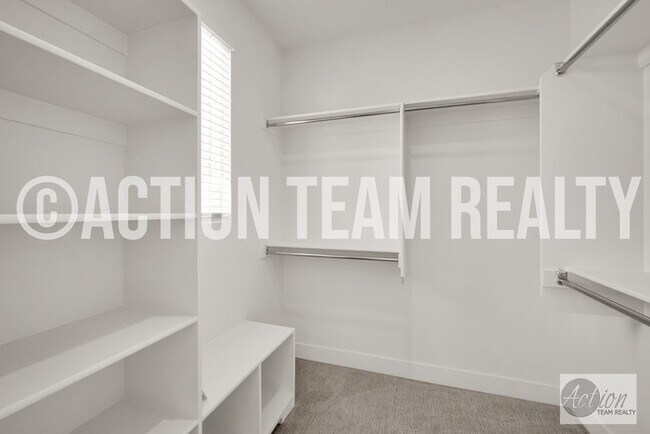 Building Photo - New Townhome in Farmington!