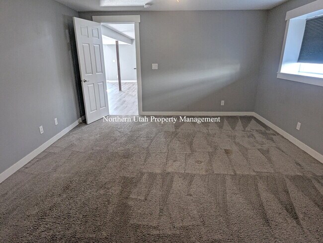 Building Photo - 6 Bed 3 Bath Home with Everything!