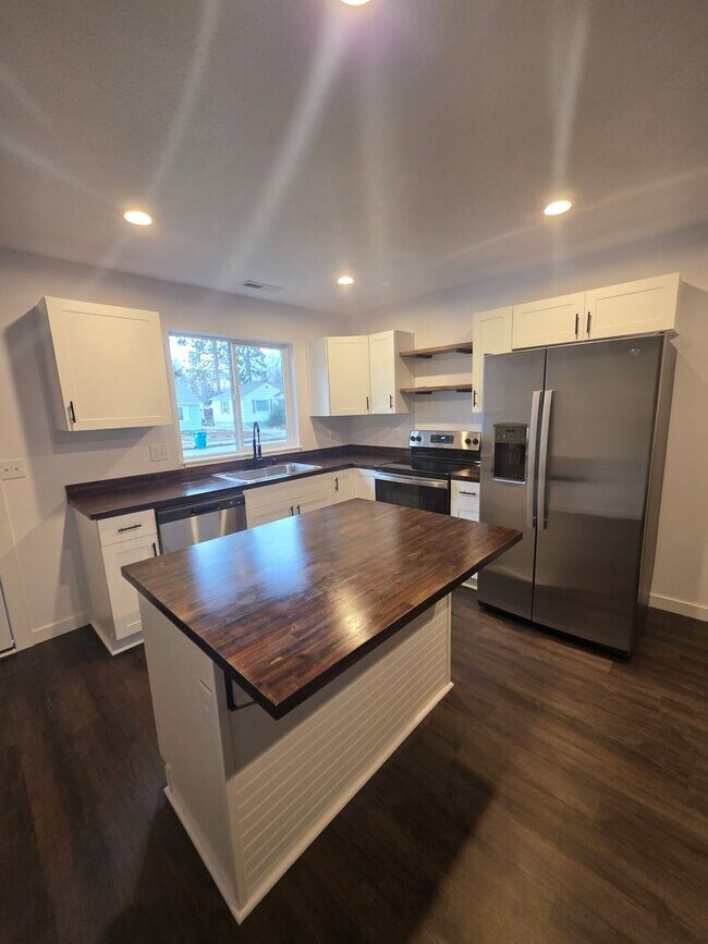 Building Photo - E. 38th Avenue Duplex&#39;s