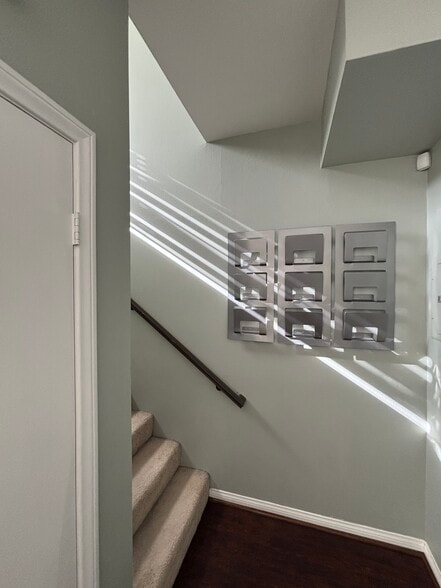 Building Photo - 111 S Oak Knoll Ave