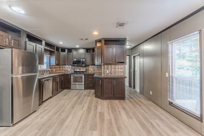 Building Photo - 13154 S Lee Shore Dr