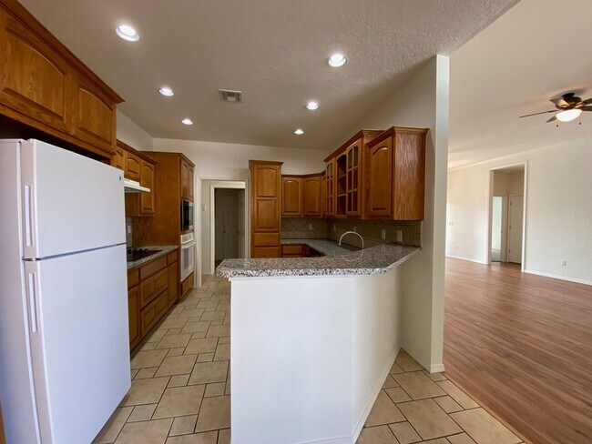 Building Photo - Great location with easy highway access.