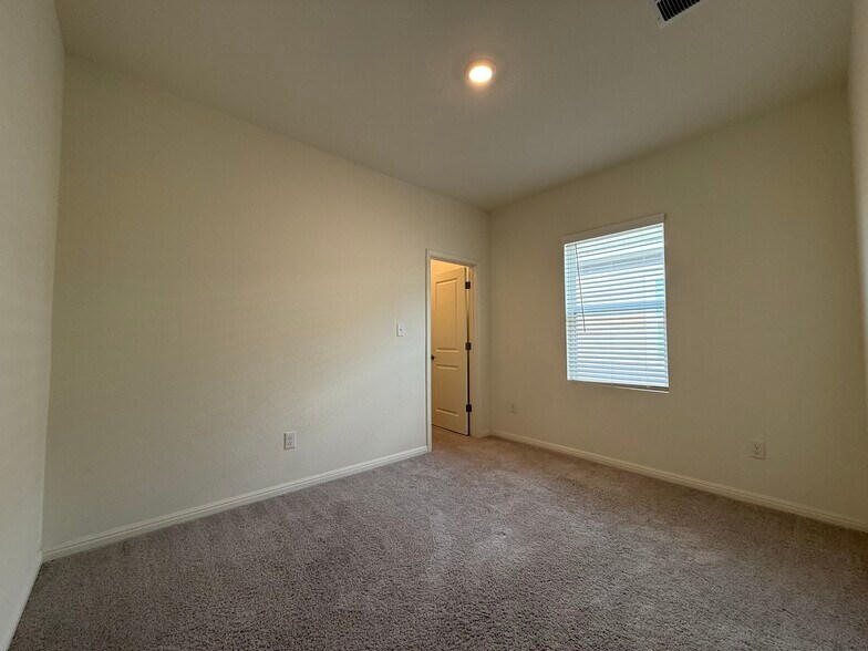 Building Photo - 195 Parkers Pond Path