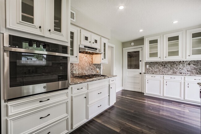 Building Photo - 4924 Mimosa Dr