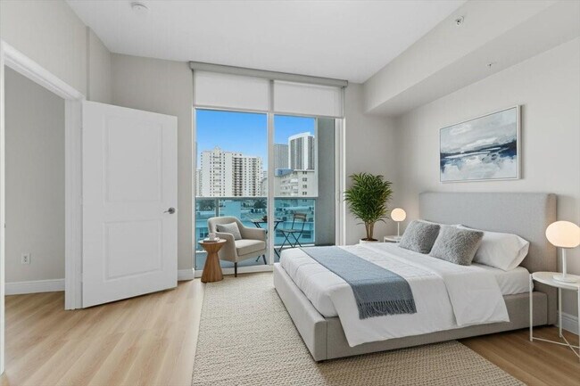 Building Photo - 1945 S Ocean Dr