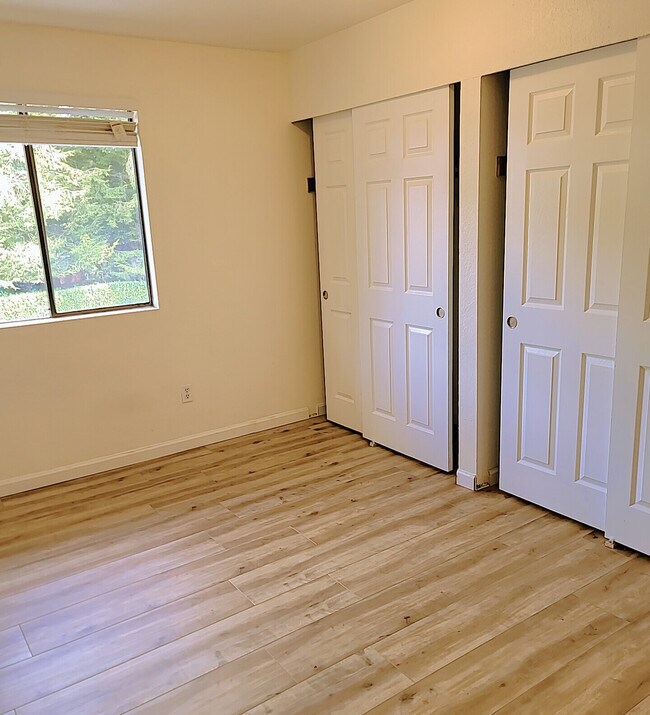 Master bedroom - 16245 NE 12th Ct