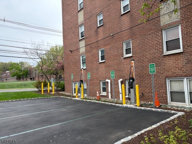 Building Photo - 467 Valley St