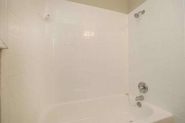 Building Photo - Christmas Move-In Special! Sign a lease now and get 50% off your first month’s rent. Hurry — offe...