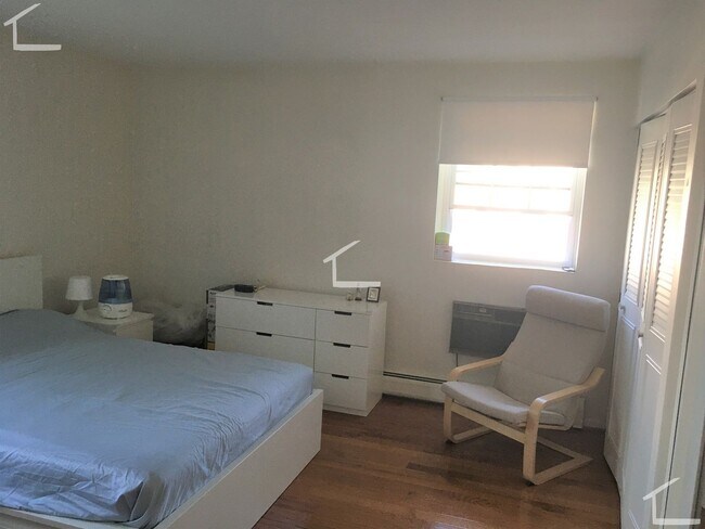 Building Photo - No Fee! Parking, Heat and Hot Water Included! Renovated, Sunny and Spacious!  Cat Friendly! Prime...