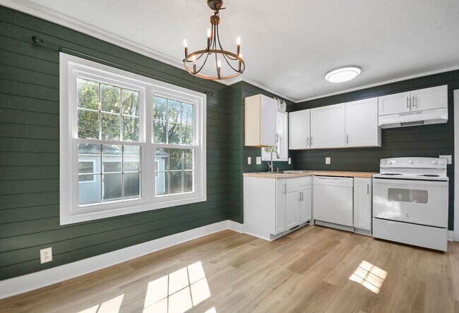 Building Photo - Updated Three Bedroom!