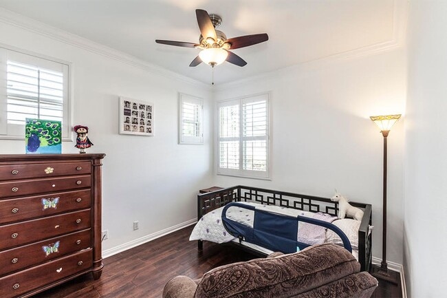 Building Photo - Large 3 Bed 2.5 Bath Home Available In Eas...