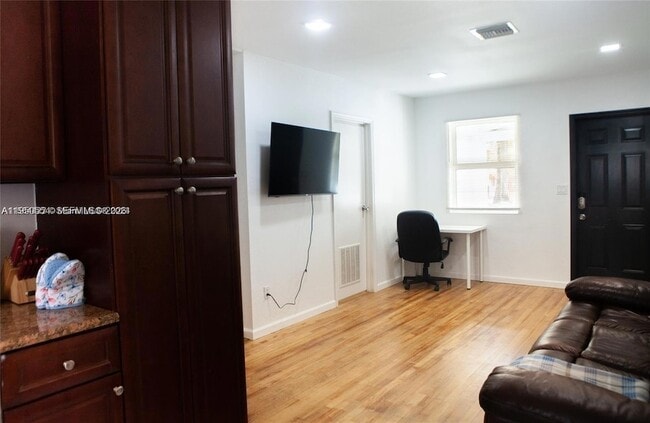 Building Photo - 1821 Harding St