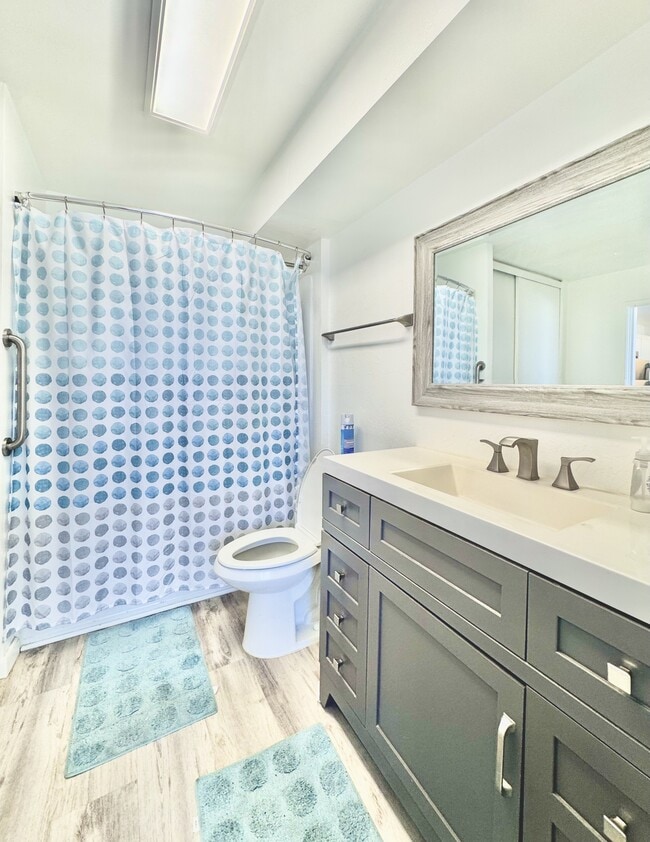 Building Photo - 493 Pio Dr