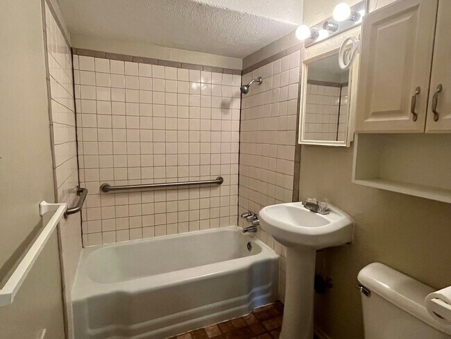 Building Photo - Charming 3 Bed 1.5 Bath!