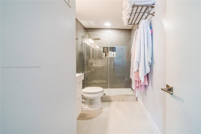 Building Photo - 5400 Lakewood Cir S