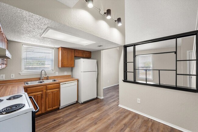 Building Photo - 311 Kings Way Dr