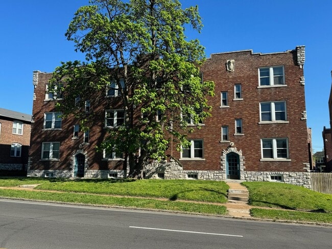 Building Photo - 4938 Lindenwood Ave