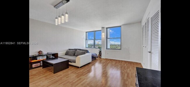 Building Photo - 2899 Collins Ave