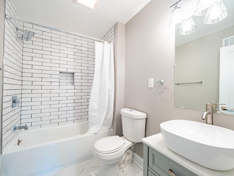 Building Photo - Elegant Petworth townhouse near Rock Creek Park