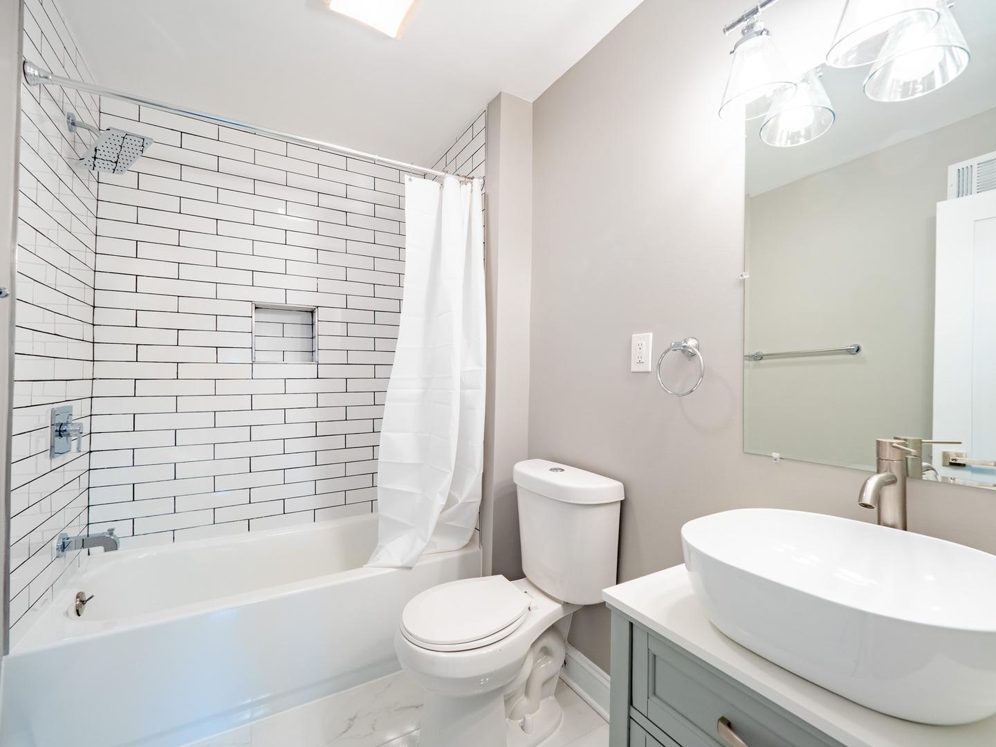 Building Photo - Elegant Petworth townhouse near Rock Creek...