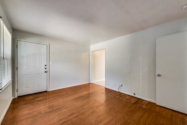 Building Photo - 307 W 4th St