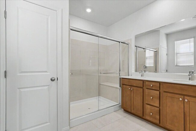 Building Photo - 72 Hornbeck Ln