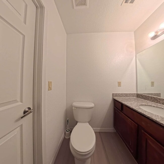 Building Photo - Gated Community | Close To The Strip | 2nd Floor Unit