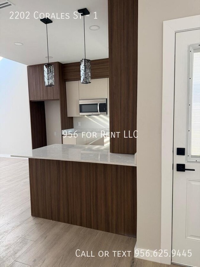 Building Photo - 2202 Corales St