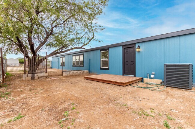 Building Photo - 1.25 Acre 5 Bedroom 3 Bathroom Horse Property in Florence!