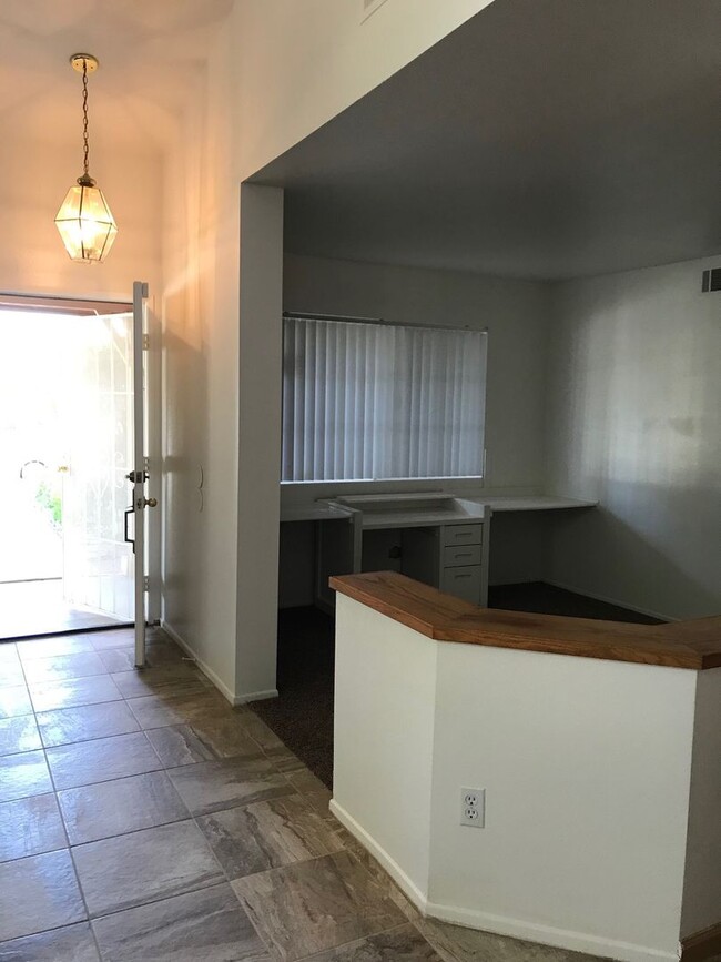 Building Photo - 3 BEDROOM, 2 BATH VICTORVILLE HOME. COMMUT...