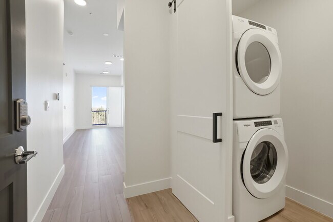 Building Photo - Luxe Condo Near Regis With Covered Parking Included