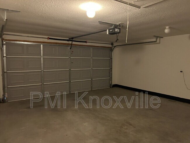Building Photo - 5960 Parkdale Rd