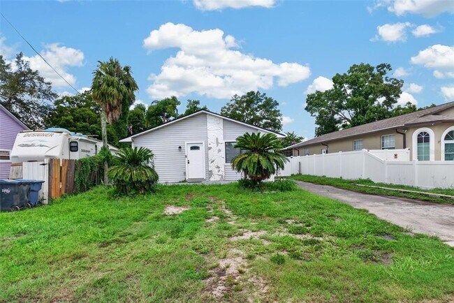 Building Photo - 8114 N Edison Ave
