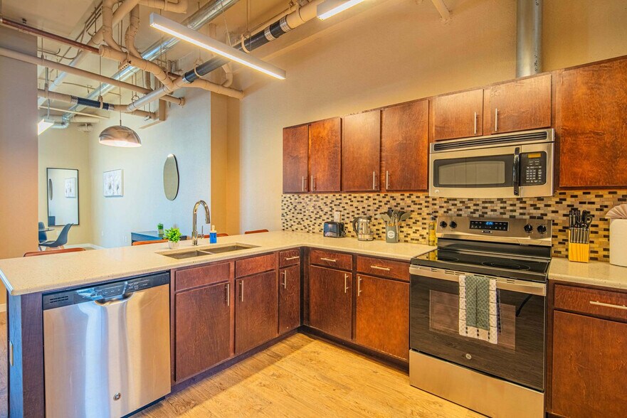 Building Photo - 1275 E University Dr