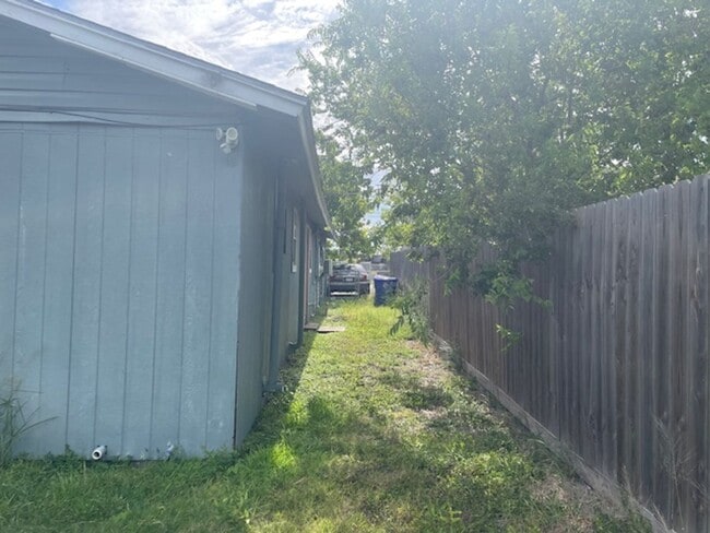 Building Photo - (5% Medical Monthly Discount) 1/2 off first months rent-Section 8 voucher Accepted-Charming 2 Bed...