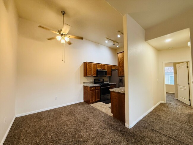 Building Photo - Beautifully Updated 3 bdrm, 2 bath condo a...