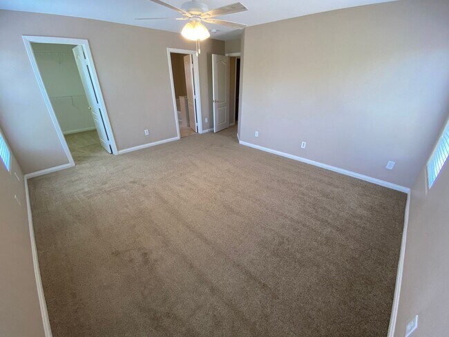 Building Photo - Wonderful 4 bed/2.5 bath home located in Summerlin