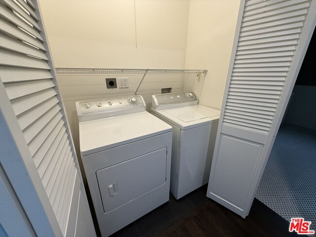 Building Photo - 1366 S Beverly Glen Blvd