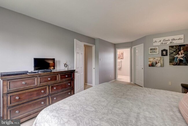 Building Photo - 583 Henderson Rd