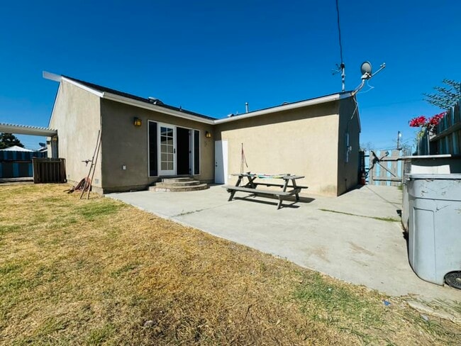 Building Photo - 227 N Aladdin Dr