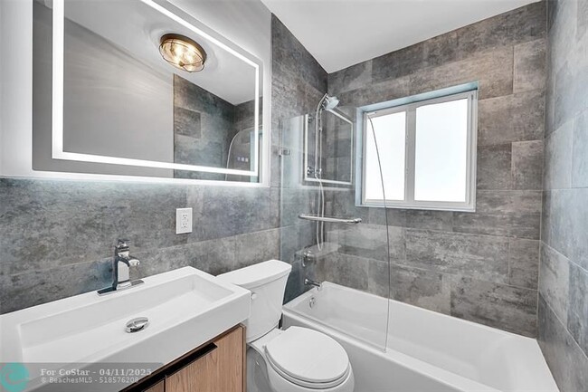 Building Photo - 1041 Hillsboro Mile