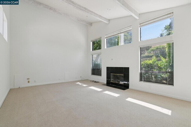 Building Photo - 660 La Casa Via