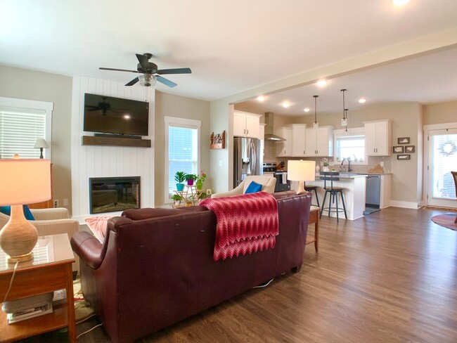 Building Photo - 7372 Winding Way