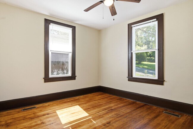 Building Photo - Recently Renovated 3 Bedroom Craftsman – Pet Friendly!