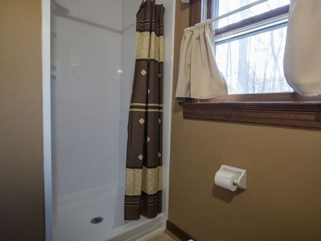 Building Photo - 4266 Roundhill Dr